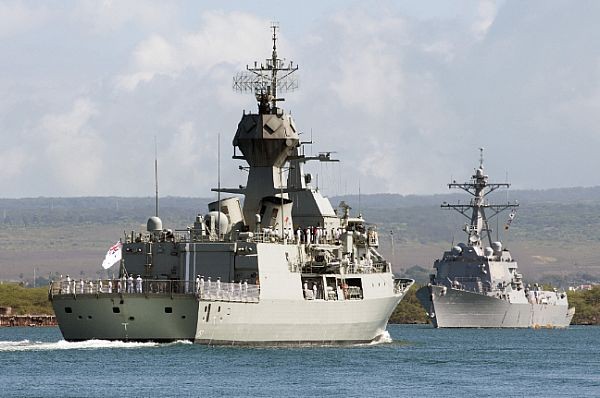 Khu trục hạm HMAS Perth (FFH 157) (sau) đậu gần chiến hạm Mỹ USS Momsen (DDG 92)